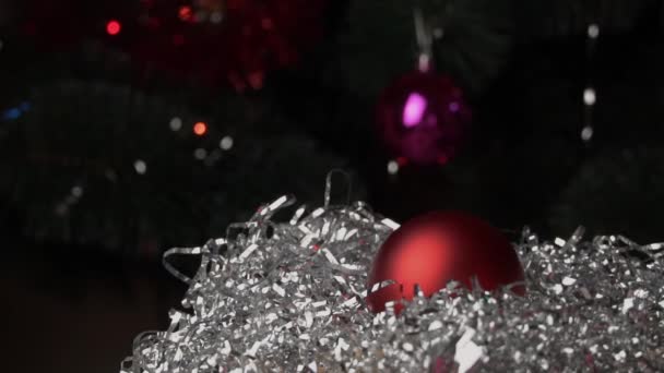 Nyår Leksaker faller på blanka tinsel — Stockvideo
