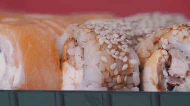 Sushi Roll Kırmızı Arkaplanda Döndü.