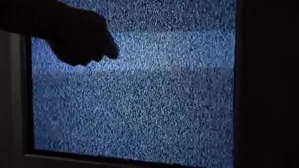 女孩在有噪音的旧电视机上换频道 — 图库视频影像