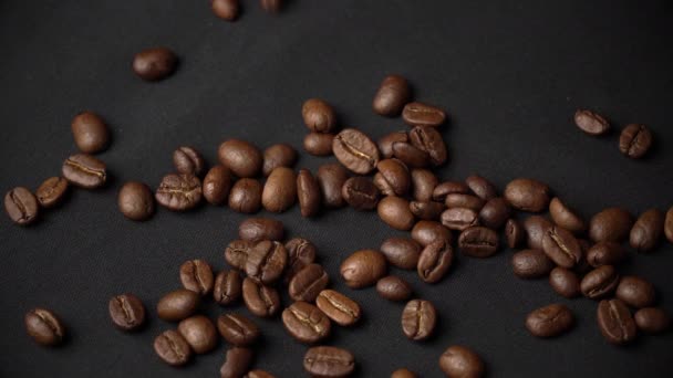 Fechar de Mocha Coffee Beans, Outono e Salto na Mesa — Vídeo de Stock