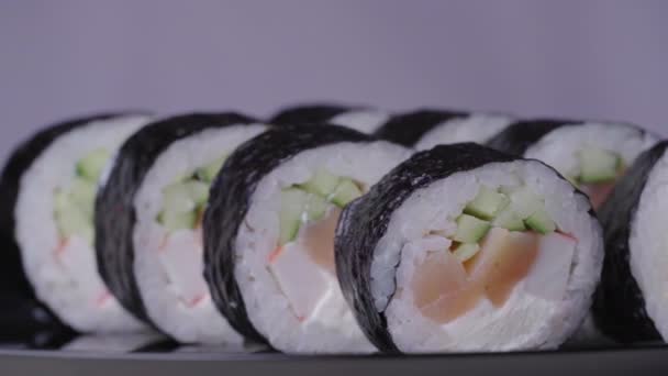 Sushi role otočil na růžovém pozadí — Stock video