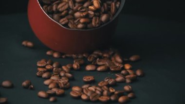 Kahve çekirdekleri ağır çekimde Red Cezve 'den dışarı sarkıyor.