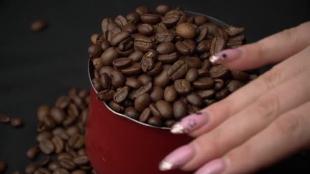 Feminino mão espalha torrado grãos de café com uma Cezve — Vídeo de Stock