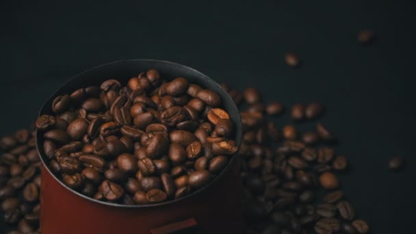 Los granos de café en un cezve giran lentamente — Vídeo de stock