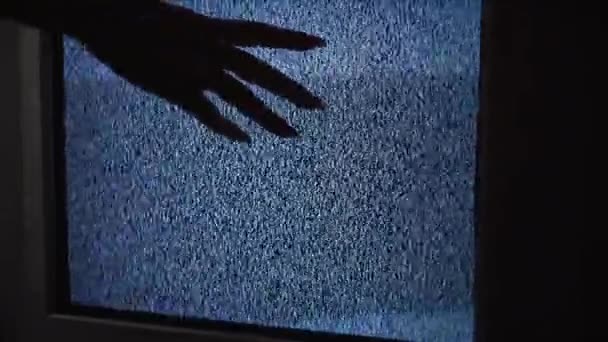 Γυναικείο χέρι Αγγίζοντας μια παλιά οθόνη τηλεόρασης με κυματισμούς — Αρχείο Βίντεο
