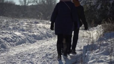 Aile Karlı Ormanda Kızak Kaçıyor.