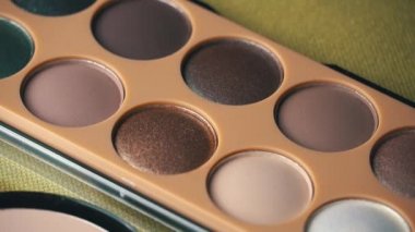 Parlayan Göz Gölgesi Siyah Arkaplanda Dönüyor.