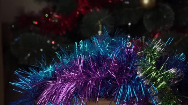 Noworoczne zabawki jesień na błyszczący Tinsel — Wideo stockowe