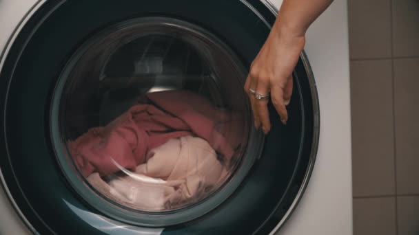 Kadınların Elleri Giysileri Modern Çamaşır Makinesine Koydu — Stok video
