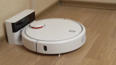 Beyaz Robot Süpürge Temizleyicisi Şarj İstasyonundan Temizlemeye Başladı