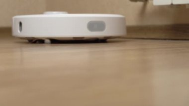 Beyaz Robot Süpürge Temizleyicisi Laminate 'den enkazı kaldırdı