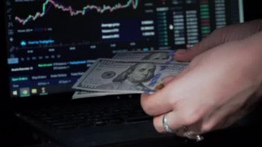 Doloran dilinde Kripto Para Kazancı Düşünen Kız