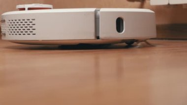 Beyaz Robotik Süpürge Temizleyici Laminate Döşeme Görünümünden Enkazı Kaldırır