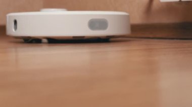 Beyaz Robot Süpürge Temizleyicisi Laminate 'den enkazı kaldırdı