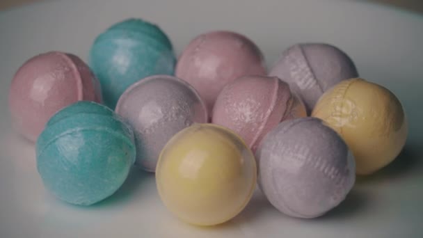 Banyo Bombaları Farklı Renklerde Döner — Stok video