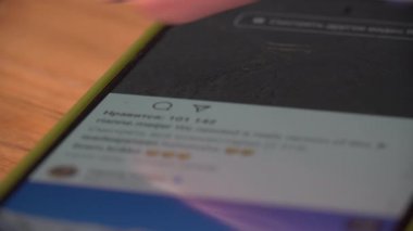 Kız Sosyal ağlara göz atıyor ve Akıllı Telefondan Hoşlanıyor