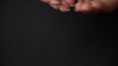 Kahve çekirdekleri kadın ellerinden sarkıyor.