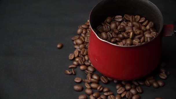 Geroosterde Korrels van Koffie Roll in een Cezve — Stockvideo