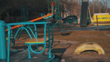 Boş Salıncak Bahçedeki Oyun Bahçesinde Dönüyor