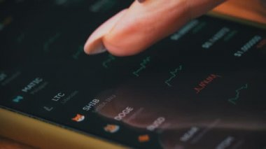 Bir Kız Tüccarın Eli Akıllı Telefondaki Borsa Alıntılarına Dokunuyor