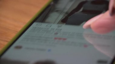 Kız Sosyal ağlara göz atıyor ve Akıllı Telefondan Hoşlanıyor