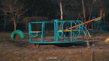 Boş Salıncak Bahçedeki Oyun Bahçesinde Dönüyor