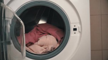 Kadınların Elleri Giysileri Modern Çamaşır Makinesine Koydu