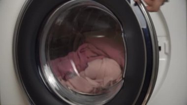 Kadınların Elleri Giysileri Modern Çamaşır Makinesine Koydu