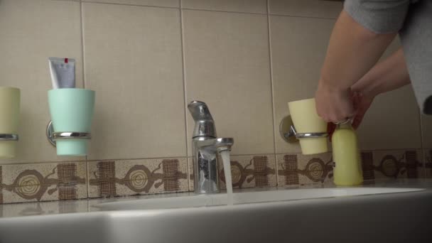 Frau wäscht sich die Hände mit Seife unter dem Wasserhahn — Stockvideo