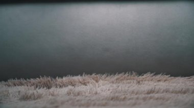 Genç Kadın Sabahları Pembe Pijamalarıyla Yataktan Kalkıyor