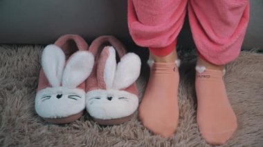 Genç Kadın Yataktan Kalkıyor ve Sabah Pembe Terlikleri Giyiyor