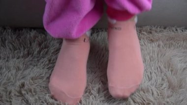 Genç Kadın Sabahları Pembe Pijamalarıyla Yataktan Kalkıyor