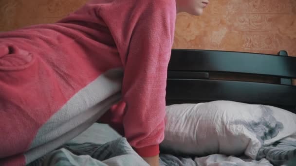 Fille en pyjama aller au lit sur un oreiller à Slowmo — Video