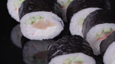 Dönen Tabakta Suşi Yuvarlanıyor