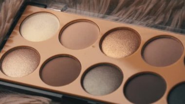 Parlayan Göz Gölgesi Siyah Arkaplanda Dönüyor.