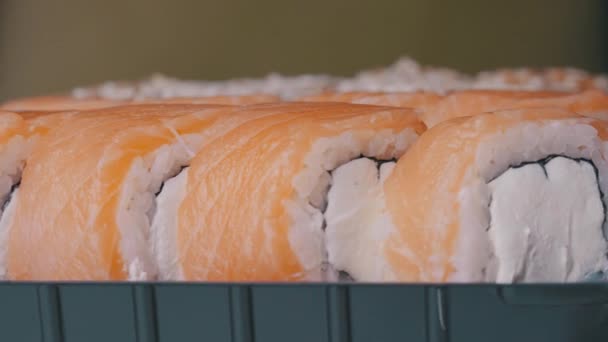 Sushi Roll girou em um fundo verde. — Vídeo de Stock