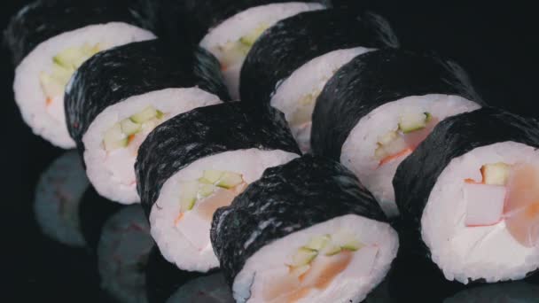 Sushi tekercs egy forgó lemezen — Stock videók