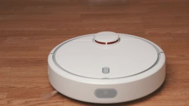 Beyaz Robot Süpürge Temizleyicisi Laminate 'den enkazı kaldırdı