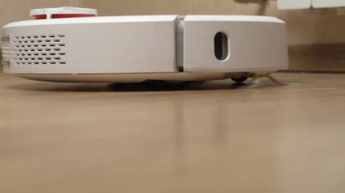 Beyaz Robotik Süpürge Temizleyici Laminate Döşeme Görünümünden Enkazı Kaldırır