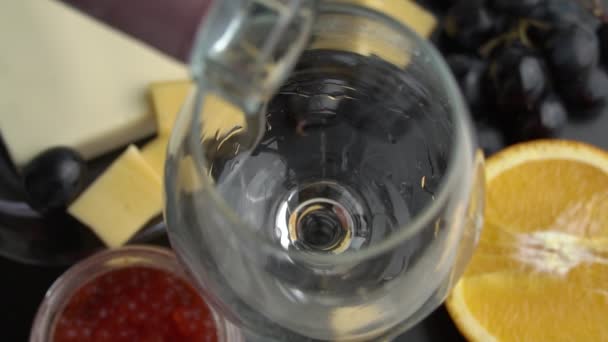 Il vino rosato viene versato in un bicchiere con snack a Lento Lu — Video Stock