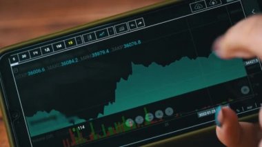 Borsa, Çevrimiçi Ticaret, Tüccar Kız Borsa Ticaret Katında Akıllı Telefonla Çalışıyor