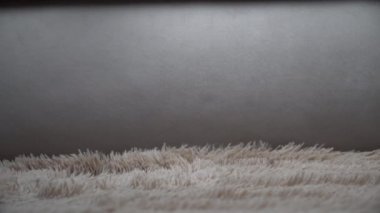 Genç Kadın Sabahları Pembe Pijamalarıyla Yataktan Kalkıyor