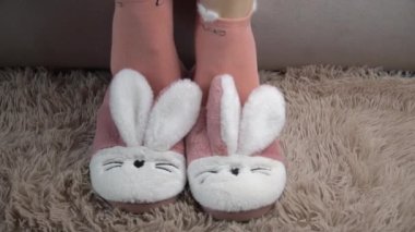 Genç Kadın Yataktan Kalkıyor ve Sabah Pembe Terlikleri Giyiyor