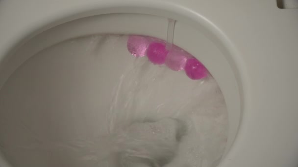 WC cerâmico durante um flush, close-up de cima — Vídeo de Stock