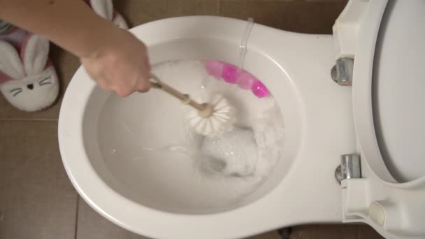 Keramické WC během splachování, zblízka shora — Stock video