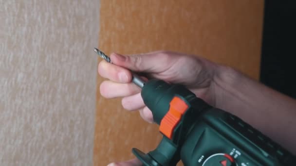 Mužské ruce vrtat díru do zdi s tapetou vrták — Stock video