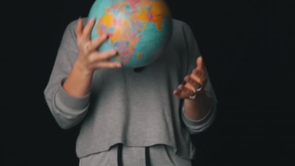 Ragazze mani gettare un globo geografico in Slowmo — Video Stock