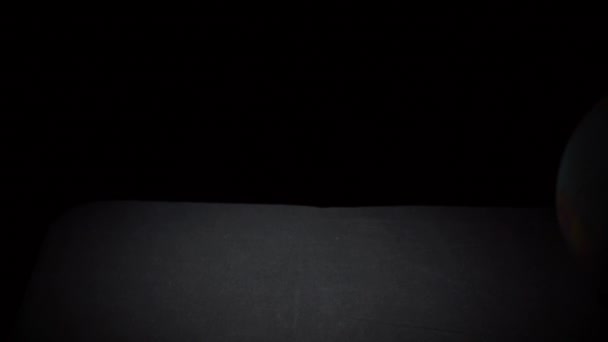 Globe géographique roule sur une surface noire à Slowmo — Video