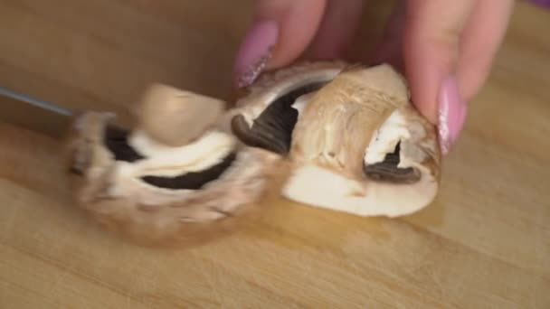 As mãos de mulher são cortadas com um cogumelo de faca na prancha. — Vídeo de Stock