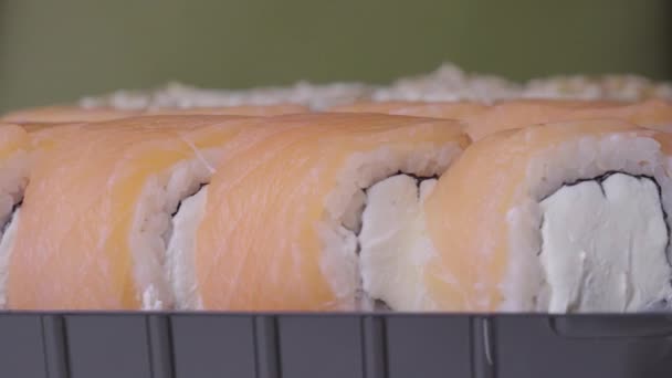 Sushi Roll ingeschakeld op een groene achtergrond. — Stockvideo